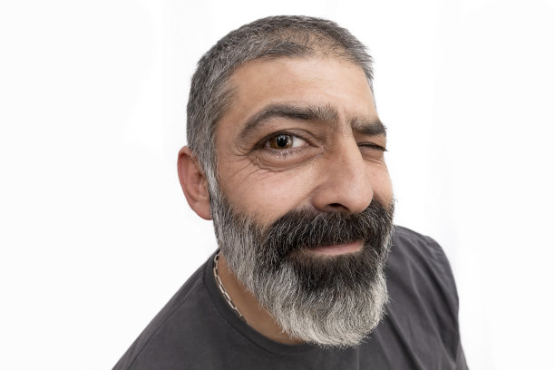 有胡子的真人在做鬼脸。图片下载