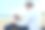 严肃自信的成熟男人在户外摆弄笔记本电脑图片下载