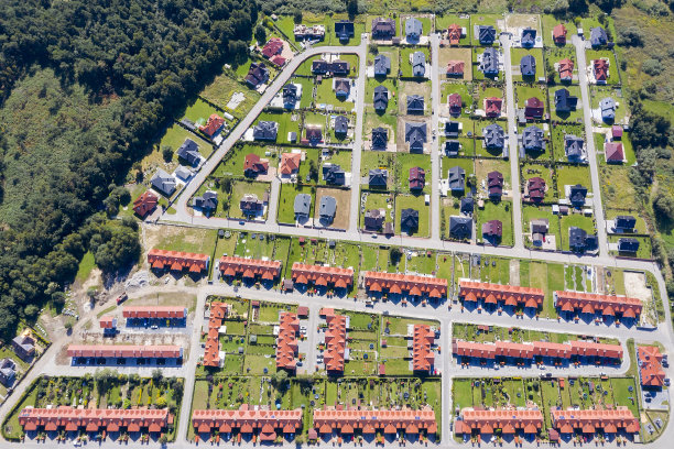 绿色环境中的房屋，鸟瞰图图片下载