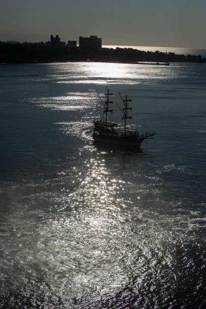 安塔利亚海岸上的一艘游船图片下载