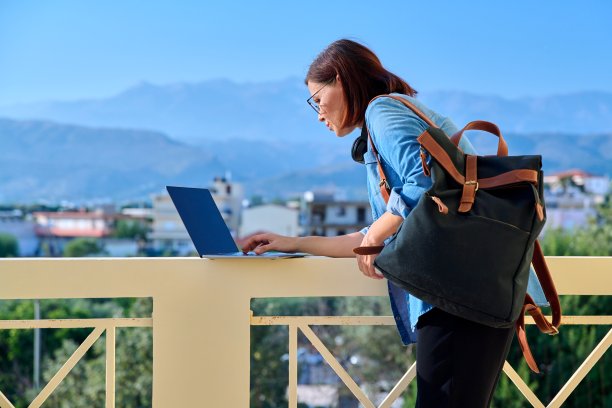 自信、严肃、成熟的商业女性在户外带着笔记本电脑。图片下载