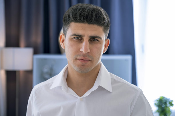 英俊的年轻商人在家工作图片下载