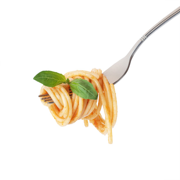 用叉子叉着番茄酱和罗勒的意大利面图片下载