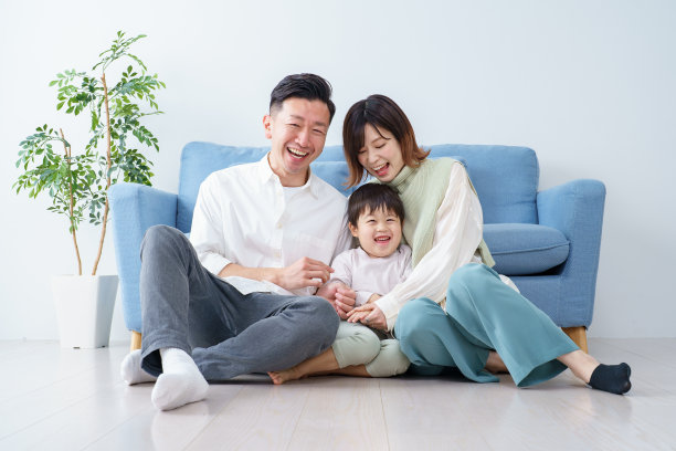 家人在沙发上放松图片下载