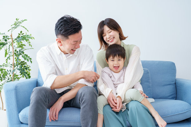 家人在沙发上放松图片下载