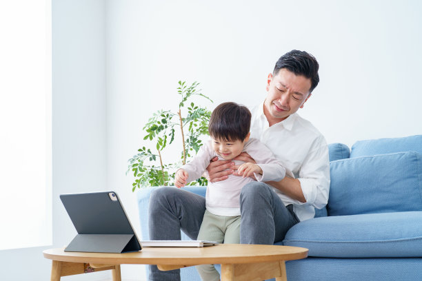 打扰父亲的孩子图片下载