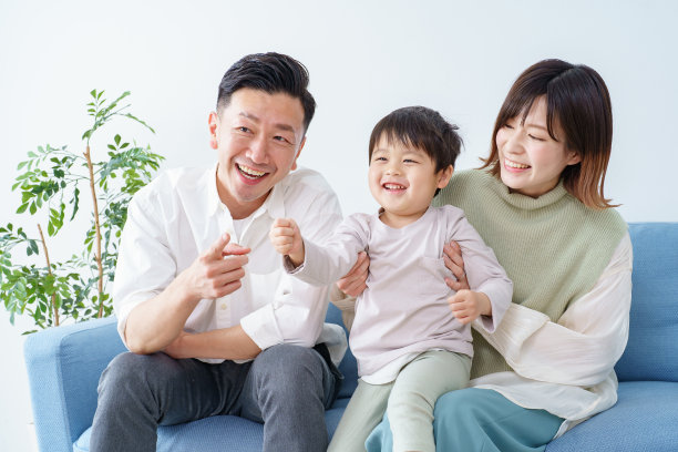 家人在沙发上放松图片下载