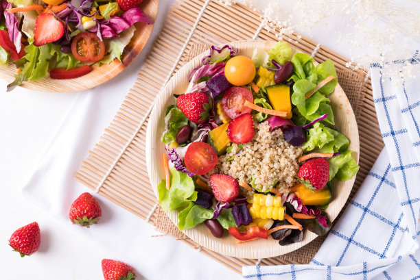 新鲜什锦水果和蔬菜沙拉，健康的素食图片下载