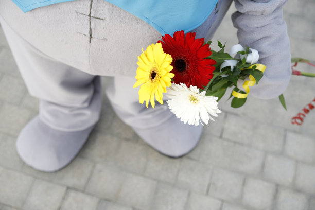 吉祥物手捧花束图片下载