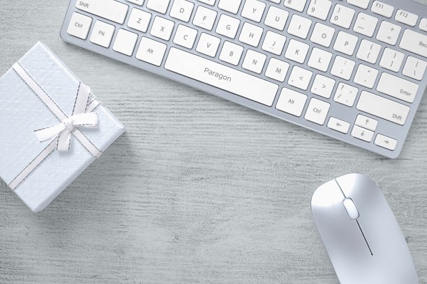 桌上的礼品盒配有键盘和鼠标图片下载