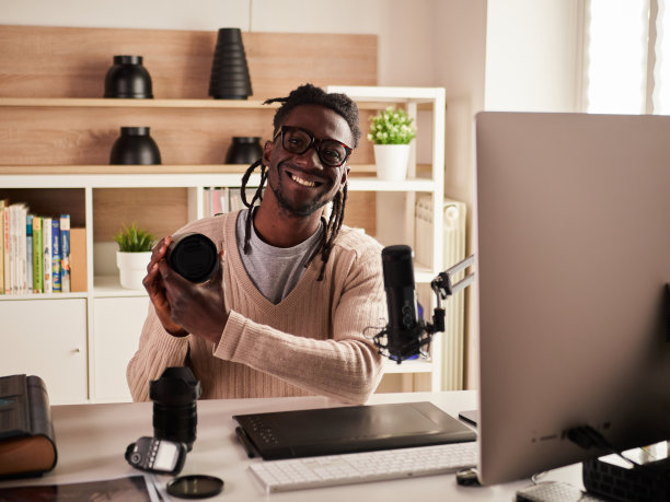 平面设计师/摄影师工作在家庭办公室图片下载