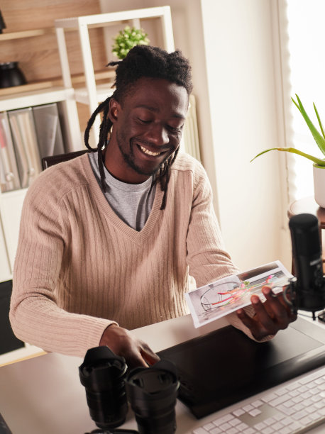 平面设计师/摄影师工作在家庭办公室图片下载