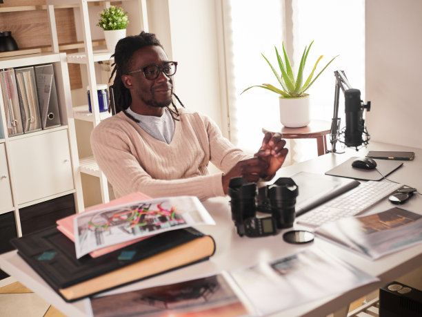 平面设计师/摄影师工作在家庭办公室图片下载