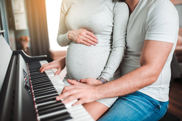 宝宝在妈妈的肚子里听古典音乐图片下载