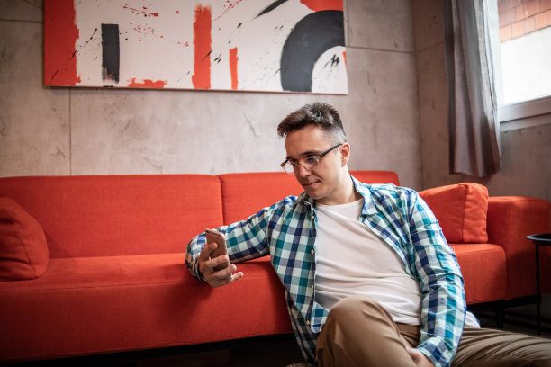 没有什么比在沙发上躺一天更好的了!图片下载