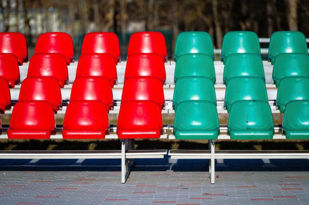 体育场看台的碎片，看台上有五颜六色的椅子图片下载