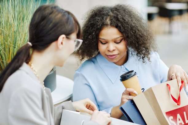 年轻女孩一起购物图片下载