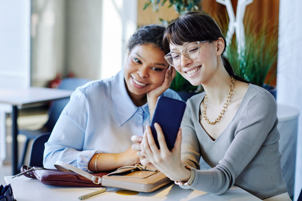 购物中心美食广场的女孩们图片下载