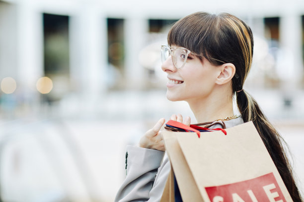 微笑的女孩与购物袋偷拍图片下载