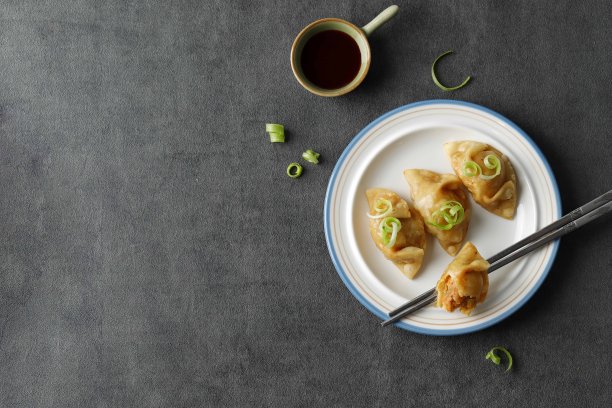 盘子里的韩国泡菜饺子。图片下载