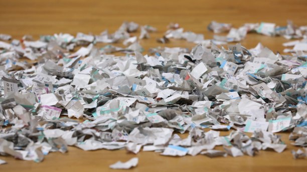 一大堆用过的抽奖券图片下载