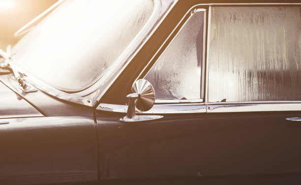 城市里的复古车图片下载