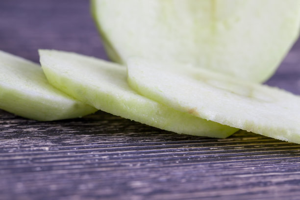 在烹饪苹果时把苹果切成片图片下载