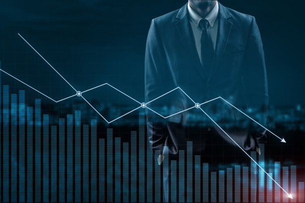 商人看着金融市场下跌的图表。图片下载