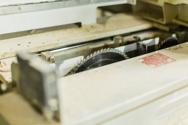 木工锯。木工。家具制造。木工车间。家具组装。锯木厂。木材加工。木工生产。单板堆叠。图片下载