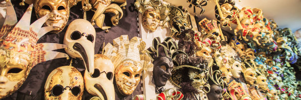 威尼斯的面具。商店橱窗上的彩色威尼斯面具。在威尼斯狂欢节。在意大利旅游。庆祝的气氛。节日的背景。风格和时尚图片下载