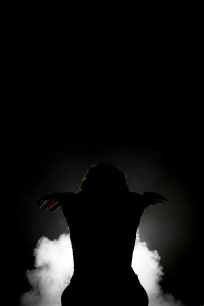 剪影现代芭蕾舞者摆的黑色背景与烟图片下载