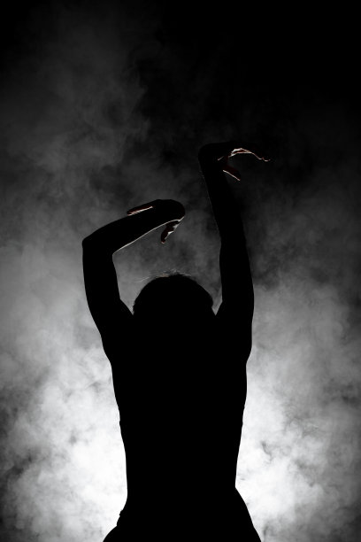 剪影现代芭蕾舞者摆的黑色背景与烟图片下载