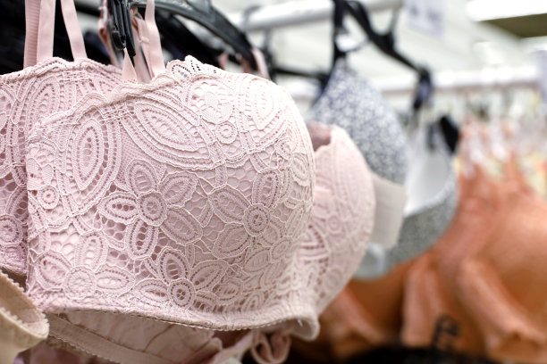 粉色蕾丝胸罩挂在内衣店的架子上图片下载