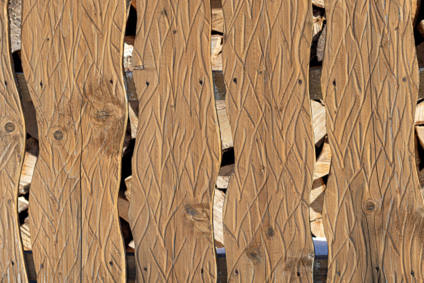 多样化的木质表面。房子的墙是用木头做的。背景板和建筑板图片下载