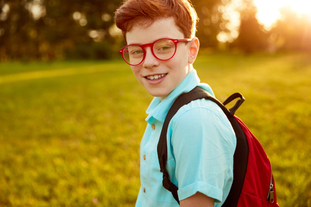 公园里背着背包的聪明男生图片下载