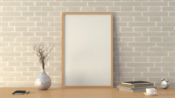 垂直木制图片海报框架模型。木桌上放着咖啡、书、花瓶和笔记本。白色砖墙背景。图片下载