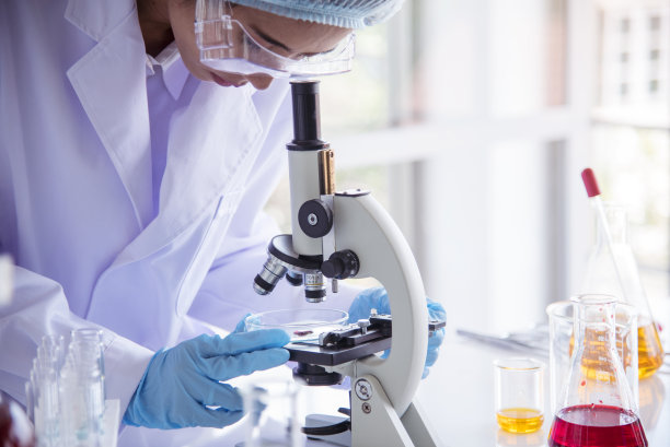 女科学家在实验室看科学，显微镜，医学测试和研究，生物化学。女性技术人员实验室分析科学药学基因研究。化学医学检验实验室图片下载