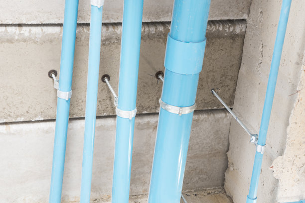 水管系统中的PVC管安装在在建建筑的混凝土楼板下图片下载