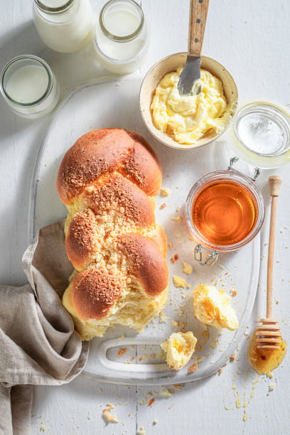 在白色的桌子上放上自制的甜金白面包。图片下载