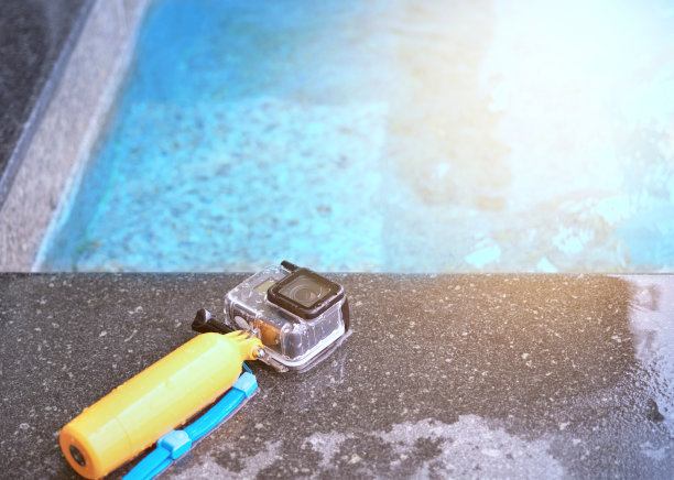 室外游泳池旁的防水外壳装有动作摄像机图片下载