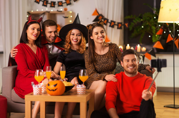 快乐的朋友们穿着万圣节服装自拍图片下载