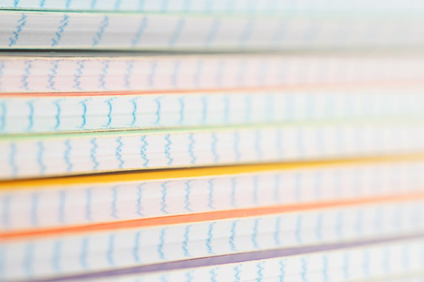 装在笼子里的纸质笔记本堆在桌子上图片下载