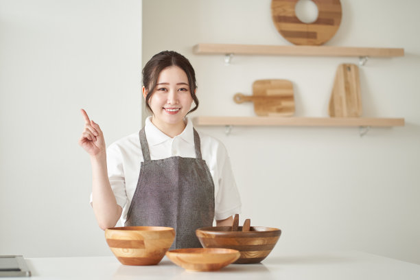 一个亚洲女人在厨房里指指点点图片下载