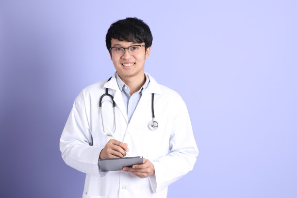 年轻的亚洲医生图片下载