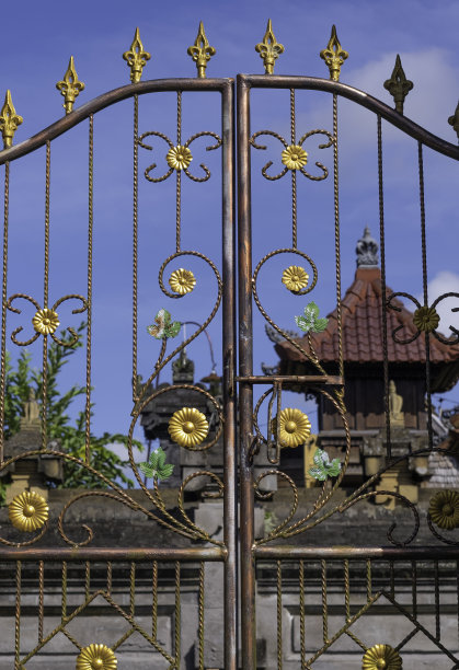 透过巴厘岛寺庙的大门看风景图片下载