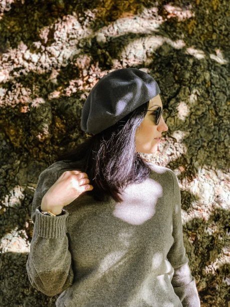 年轻成年妇女在法国贝雷帽的肖像。图片下载