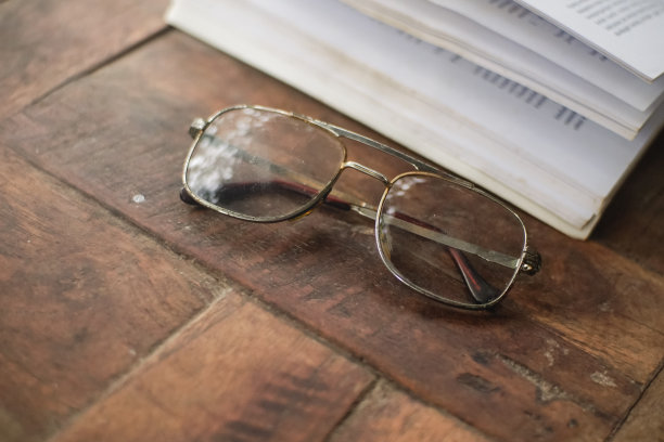 眼镜和书图片下载