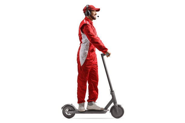 一个比赛团队成员骑电动滑板车的全长侧面镜头图片下载