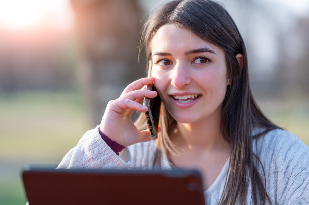 一个年轻美丽的女人远程工作的肖像图片下载