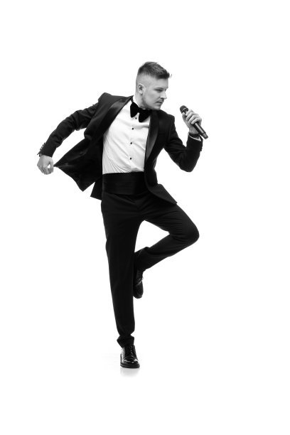 帅气的男歌手，穿着红色夹克，带着麦克风图片下载